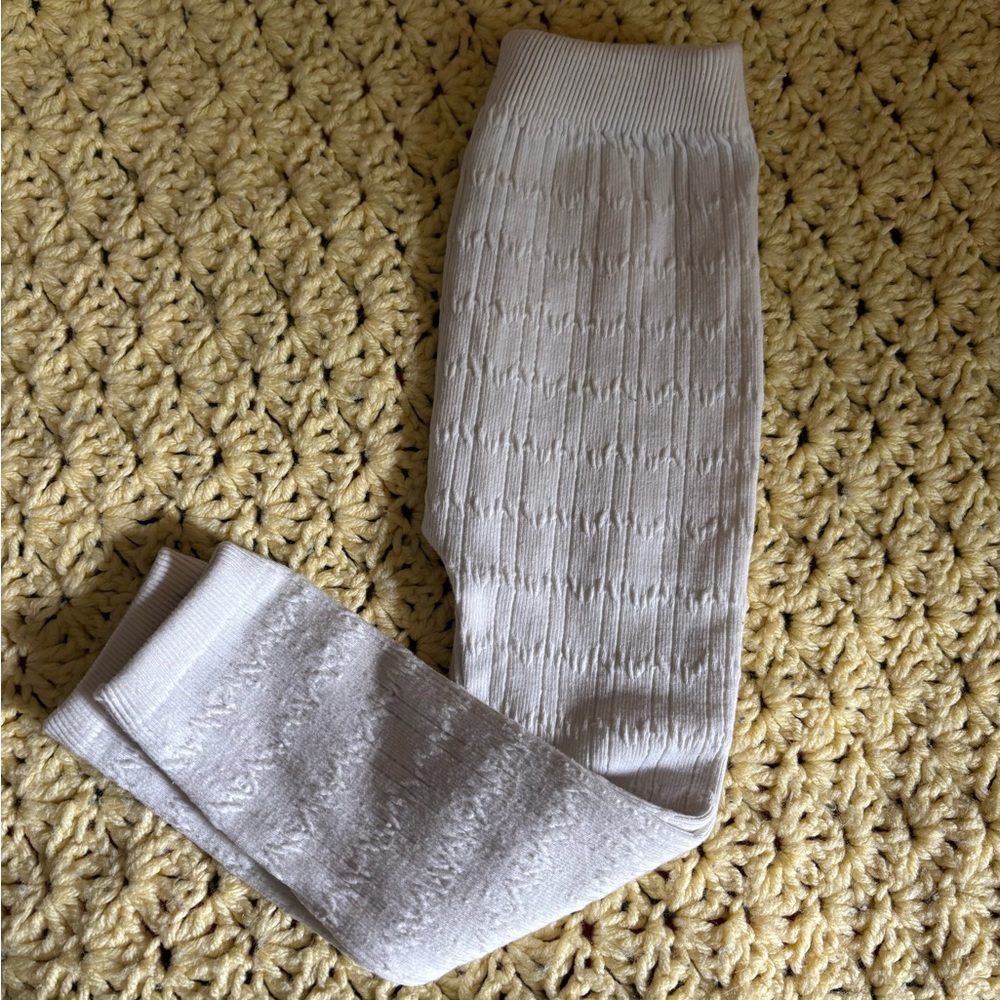 🦋10/$20 white cable knit leggings